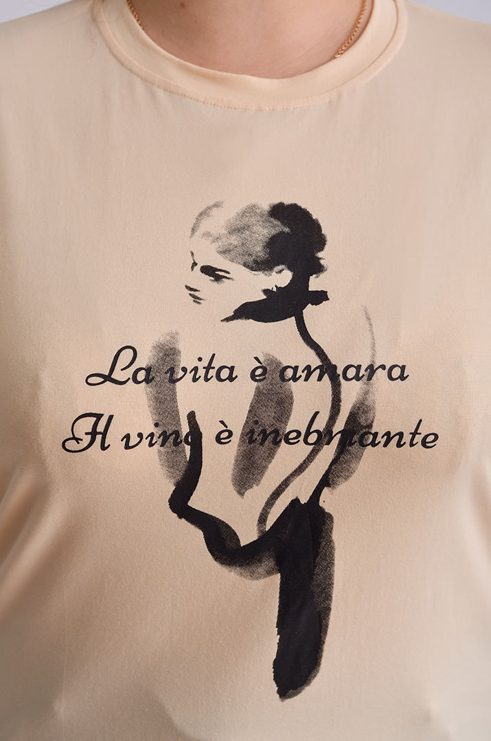 Футболка короткая с художественным принтом и надписью больших размеров