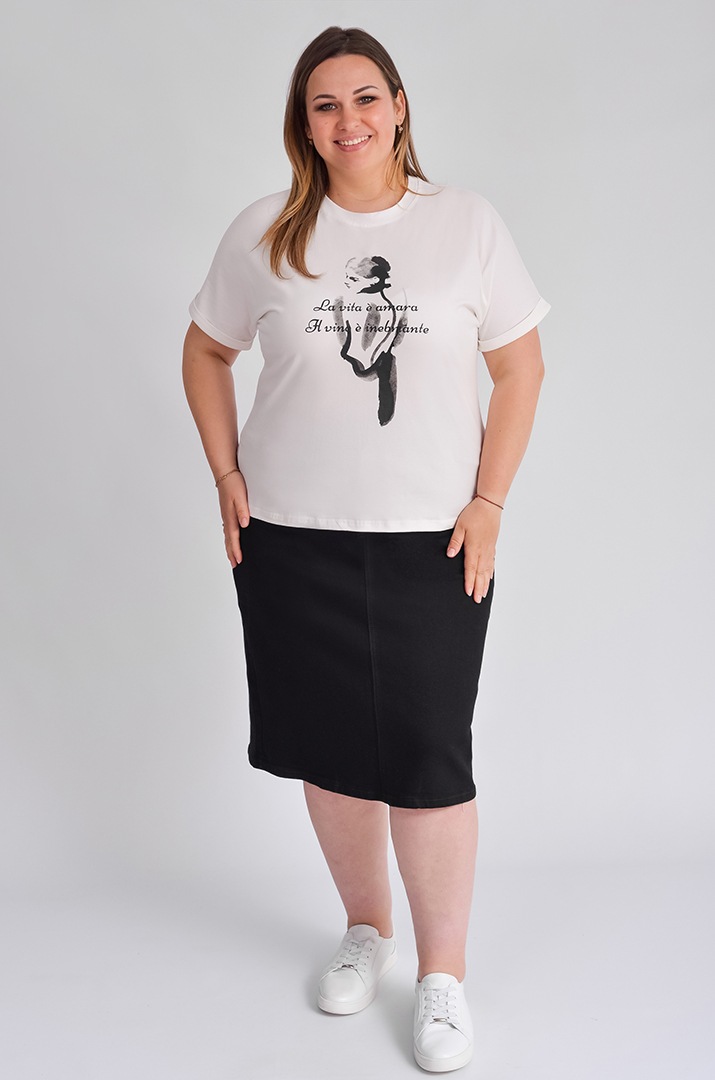 Футболка короткая с художественным принтом и надписью больших размеров