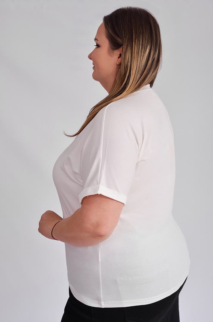 Футболка короткая с художественным принтом и надписью больших размеров