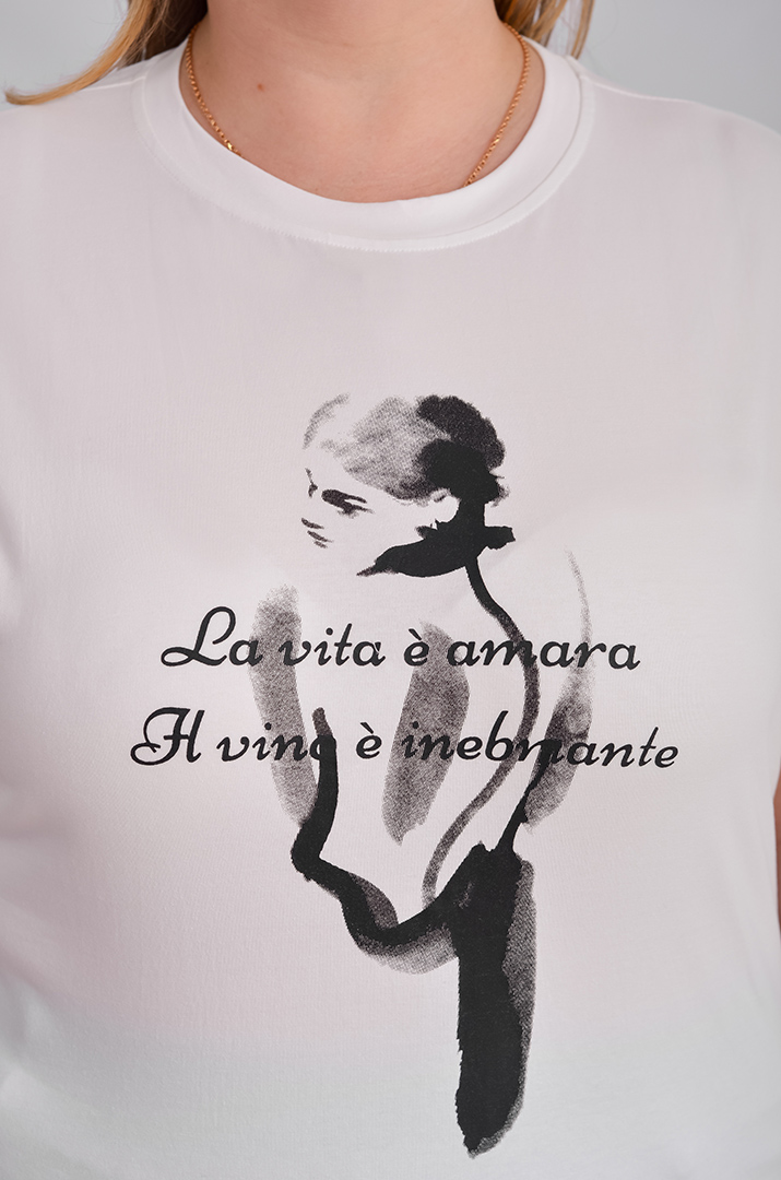 Футболка короткая с художественным принтом и надписью больших размеров