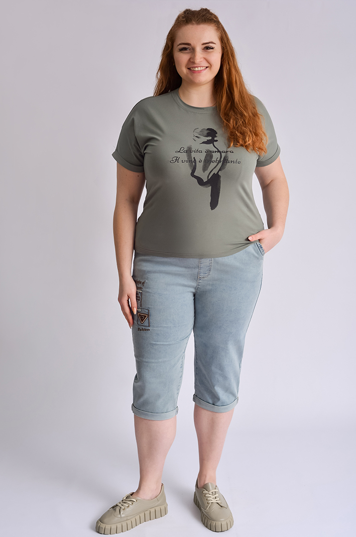 Футболка короткая с художественным принтом и надписью больших размеров