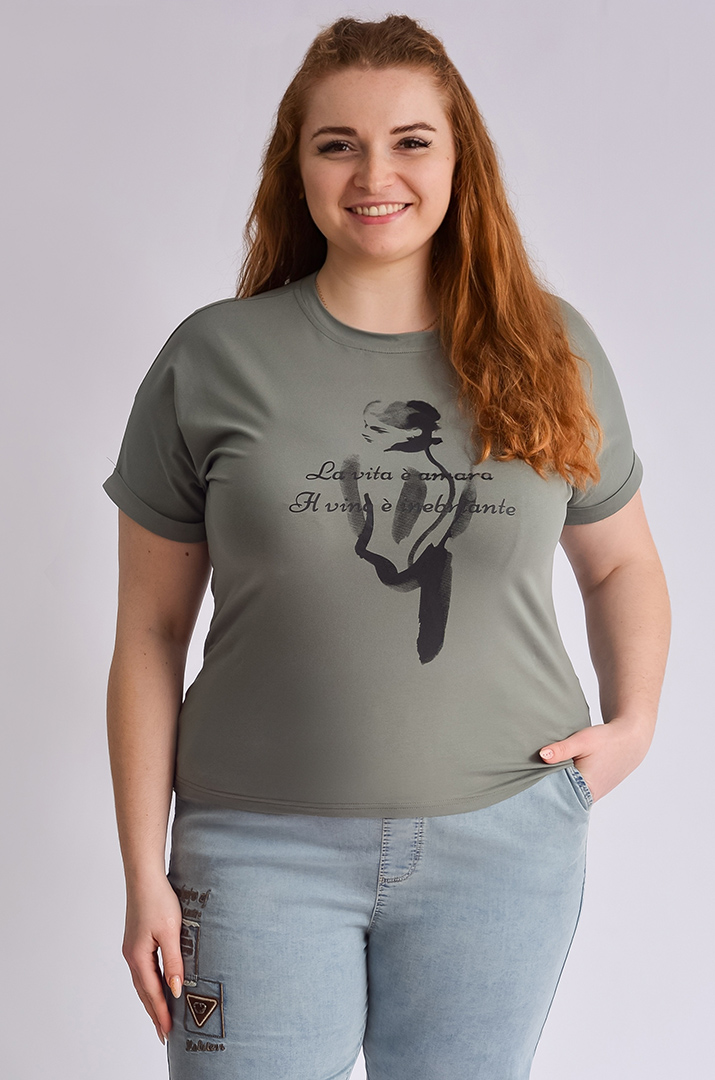 Футболка короткая с художественным принтом и надписью больших размеров