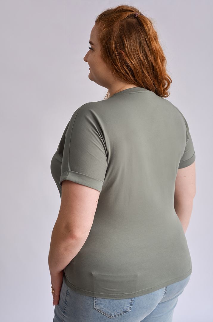 Футболка короткая с художественным принтом и надписью больших размеров