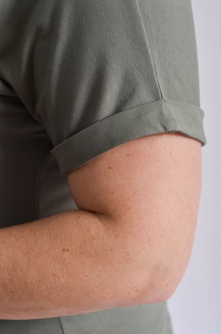 Футболка короткая с художественным принтом и надписью больших размеров