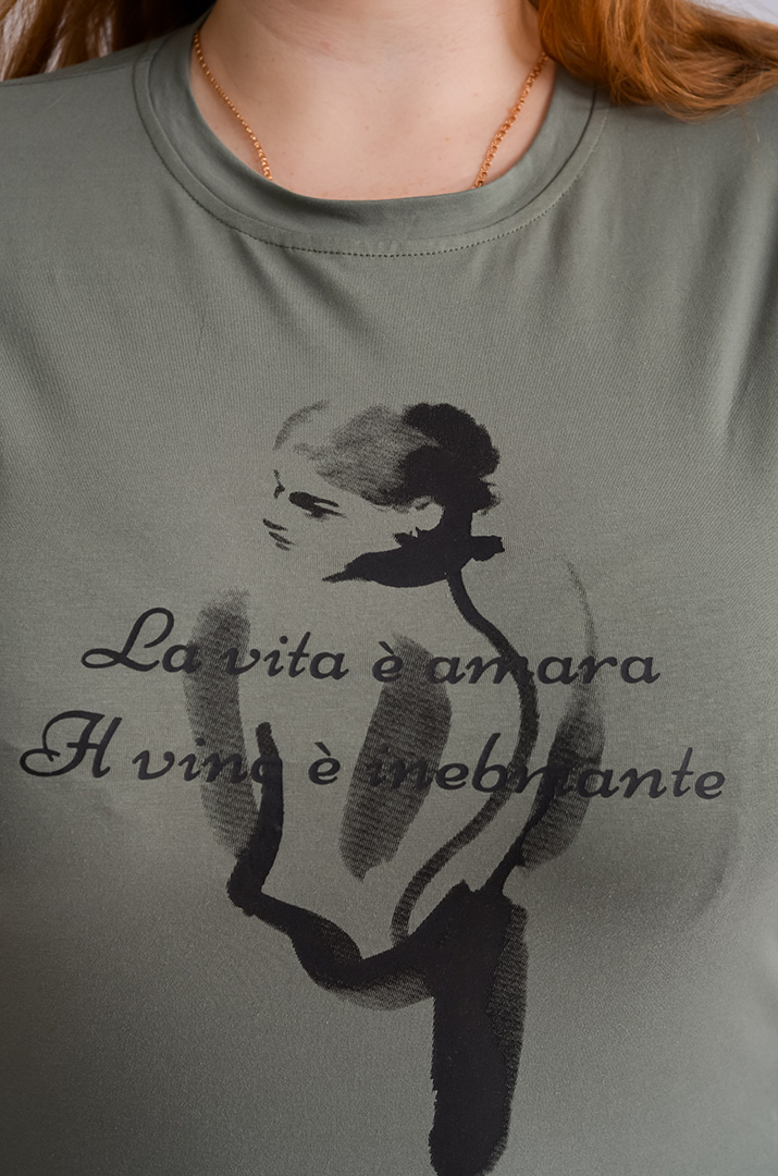 Футболка короткая с художественным принтом и надписью больших размеров