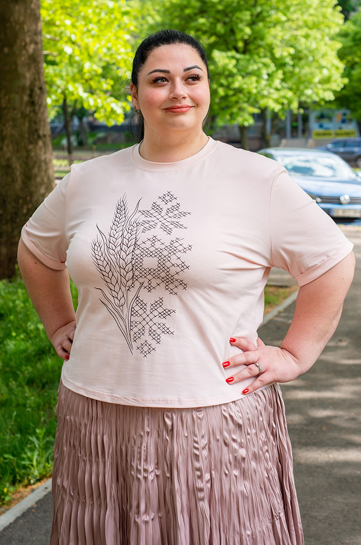 Футболка у етно-стилі великих розмірів