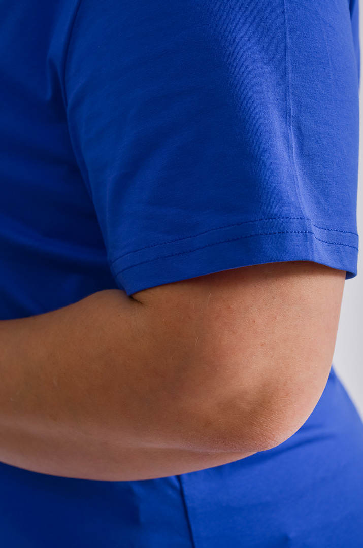 Футболка трикотажна з мінімалістичним принтом великих розмірів