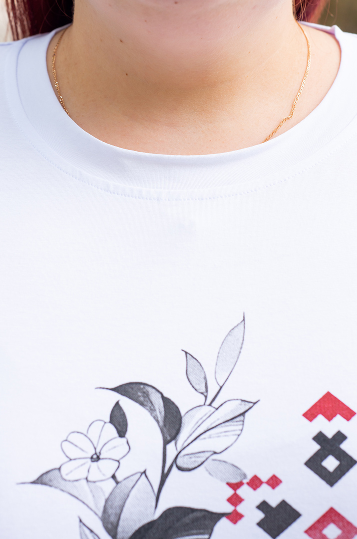 Футболка трикотажна з принтом-вишивкою великих розмірів