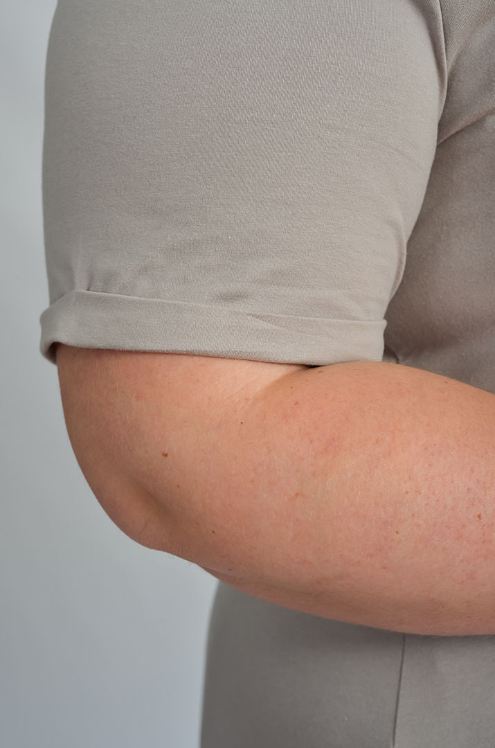 Футболка трикотажна з принтом-вишивкою великих розмірів