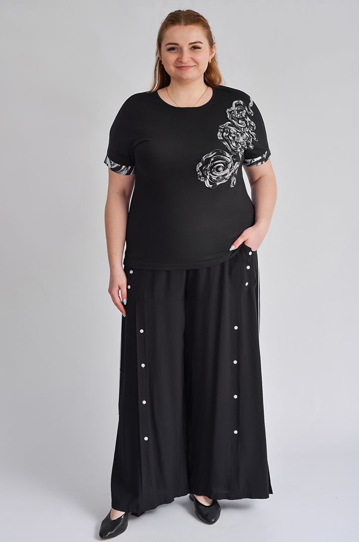 Футболка чорного кольору з фактурною аплікацією великих розмірів