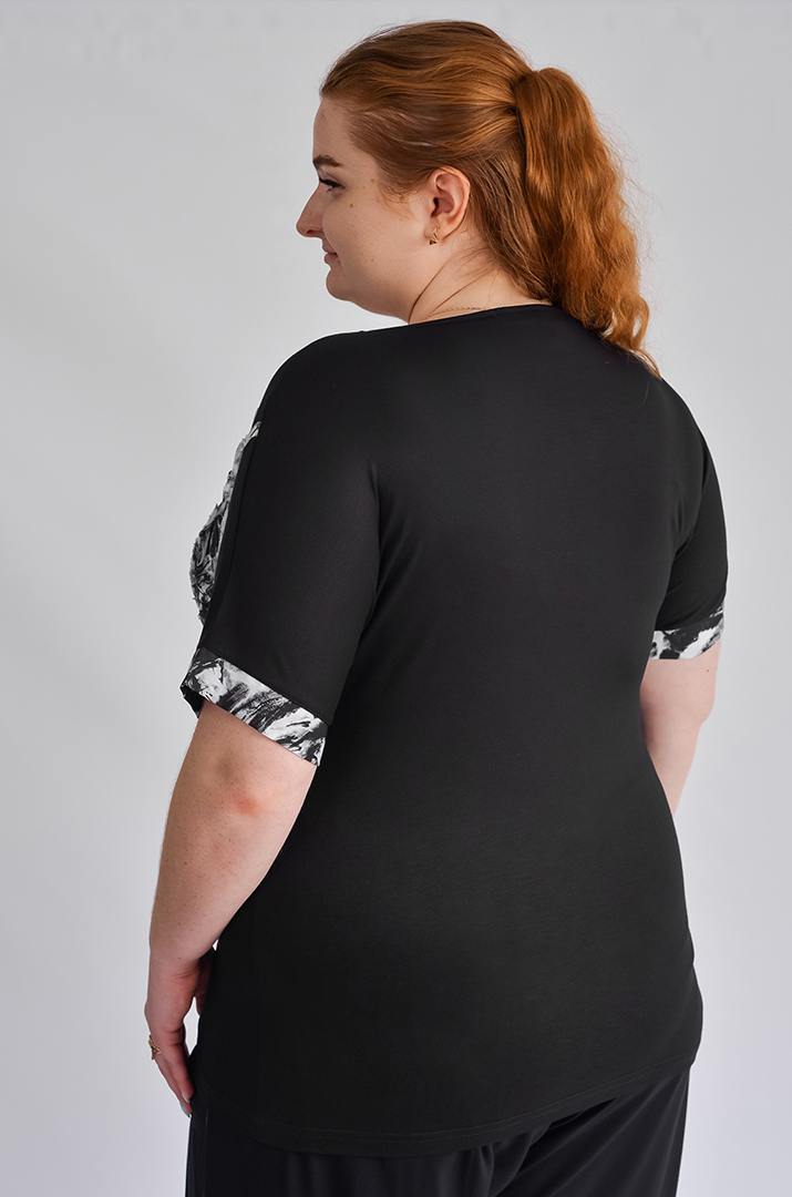 Футболка чорного кольору з фактурною аплікацією великих розмірів