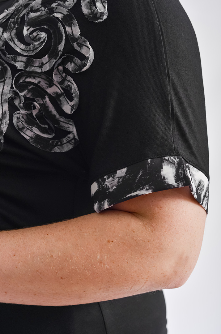 Футболка чорного кольору з фактурною аплікацією великих розмірів