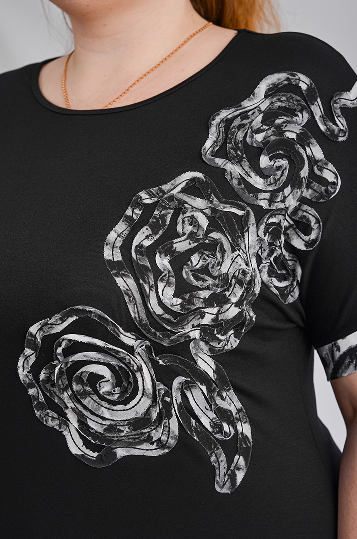 Футболка чорного кольору з фактурною аплікацією великих розмірів