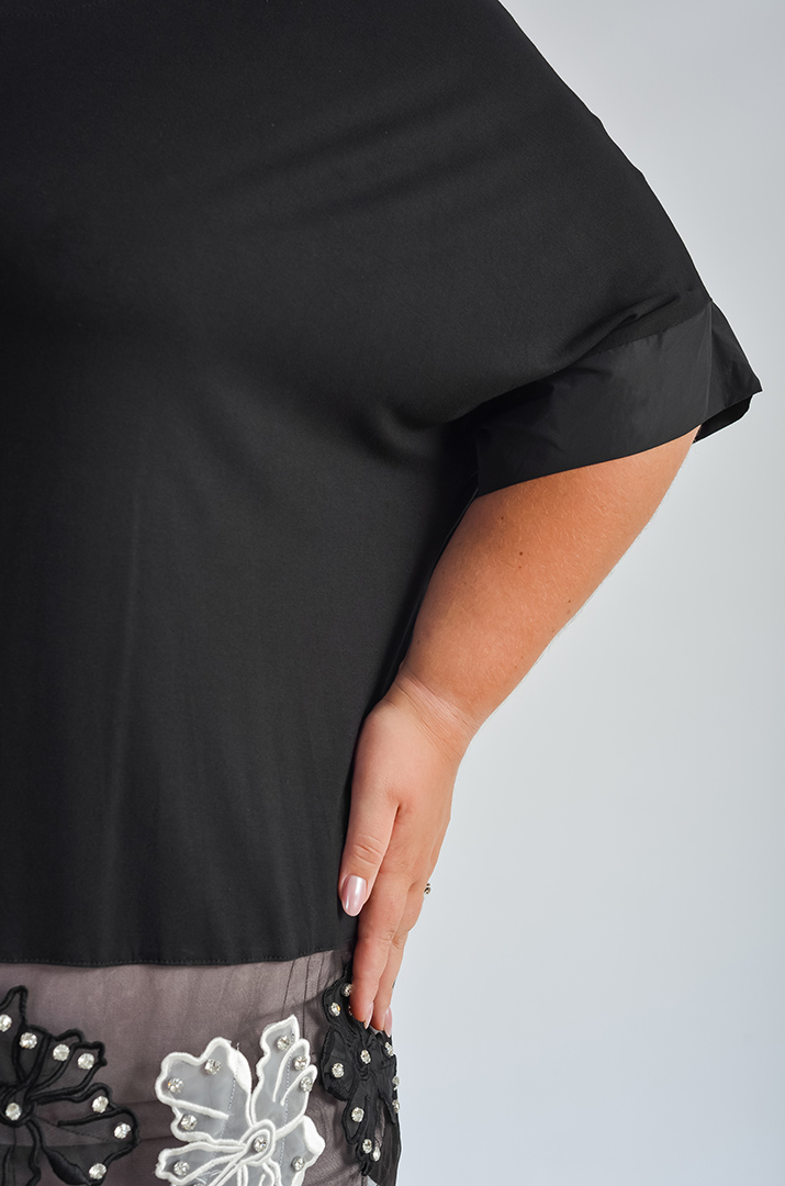 Футболка з квітковим декором по низу великих розмірів