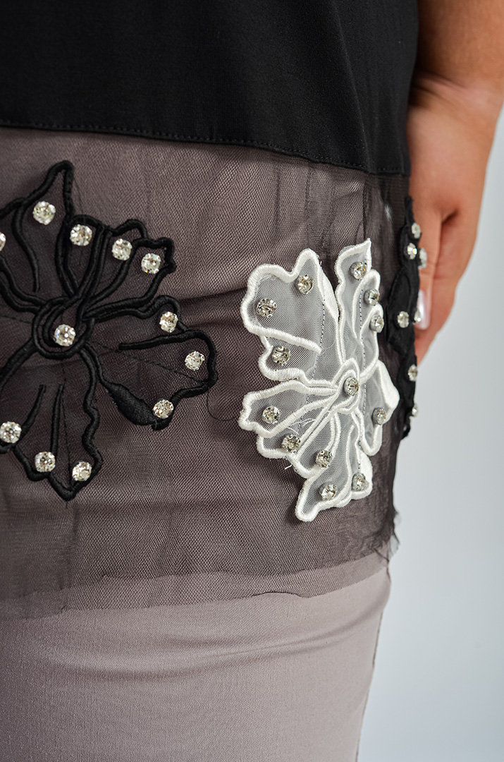 Футболка з квітковим декором по низу великих розмірів