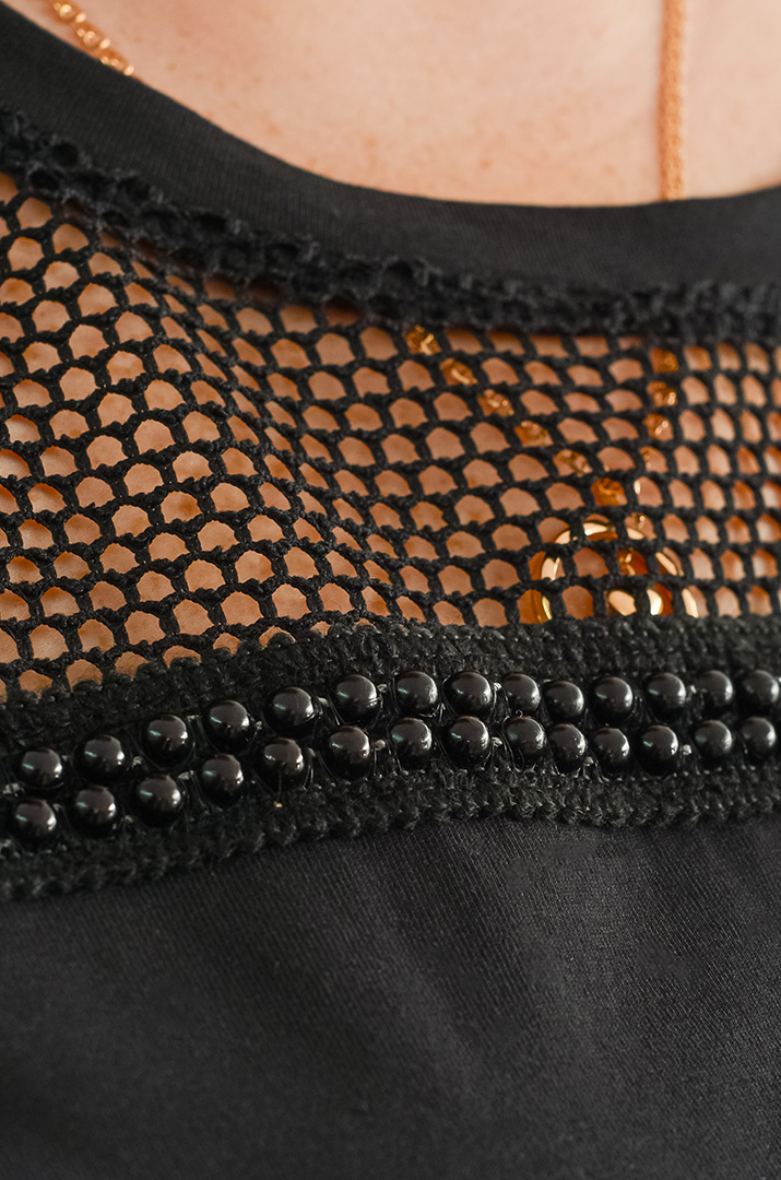 Футболка з декоративною сіткою та перлинами великих розмірів