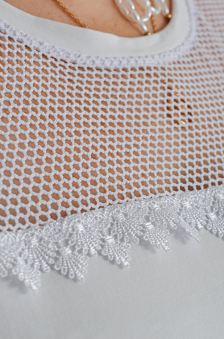 Футболка білого кольору з мереживом та сіточкою великих розмірів