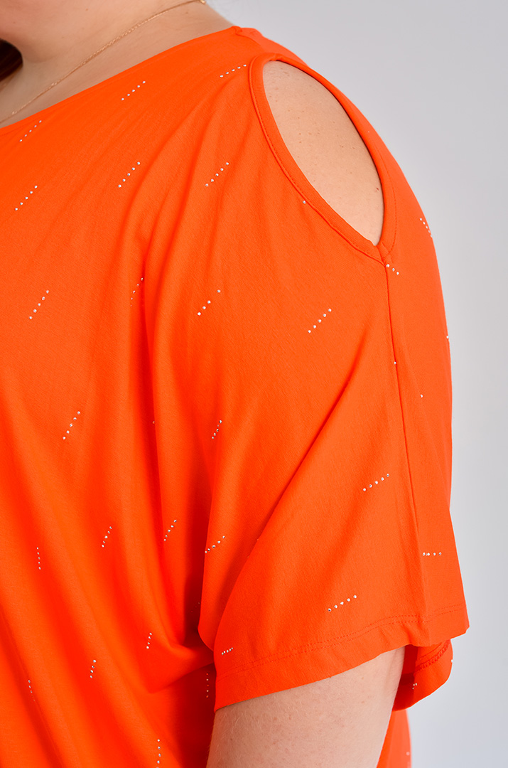 Футболка довга з вирізами на плечах та стразами великих розмірів