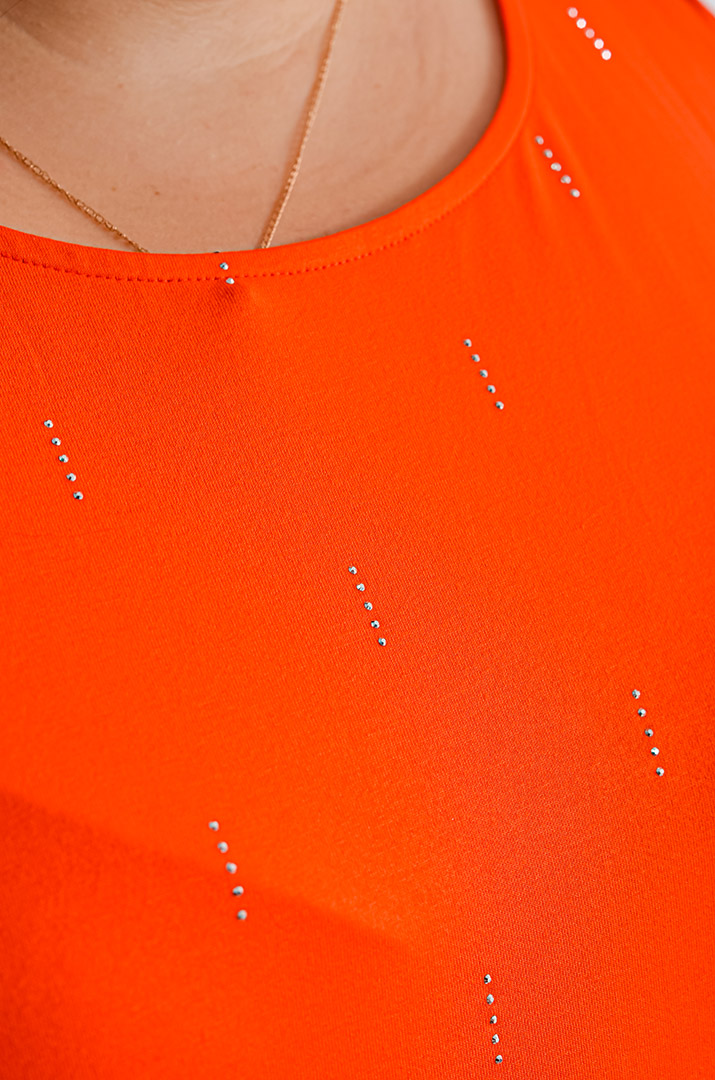 Футболка довга з вирізами на плечах та стразами великих розмірів