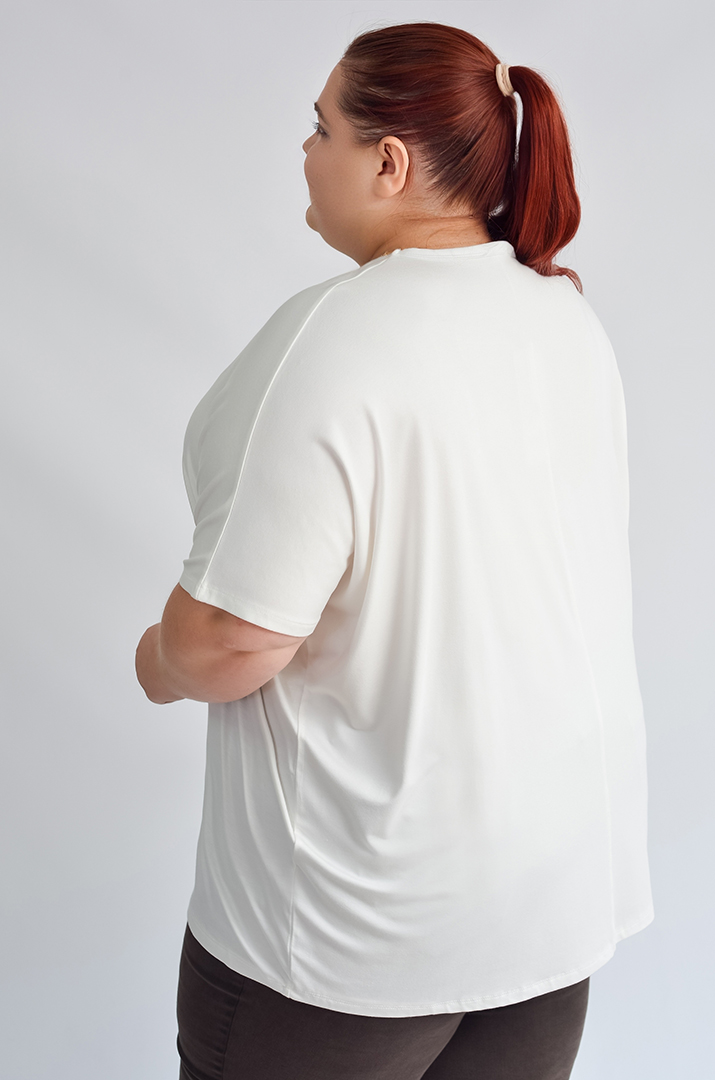 Футболка в молочному відтінку з декоративним написом великих розмірів