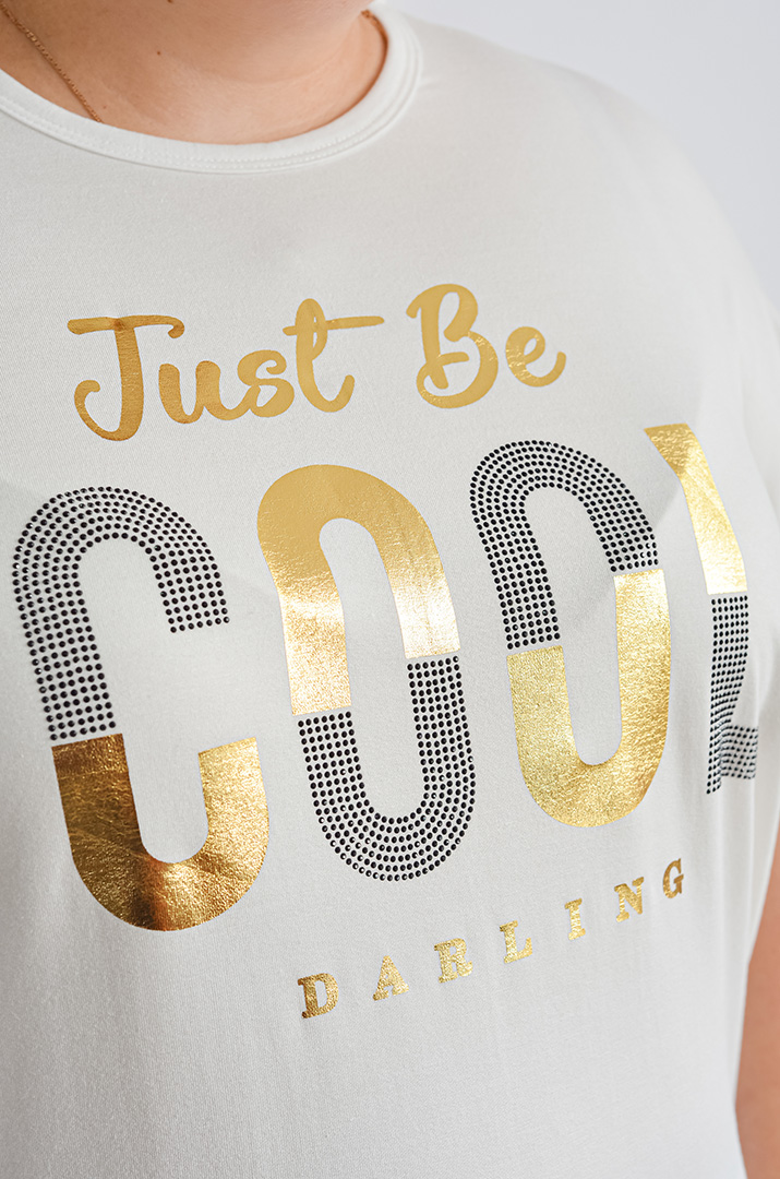 Футболка в молочному відтінку з декоративним написом великих розмірів