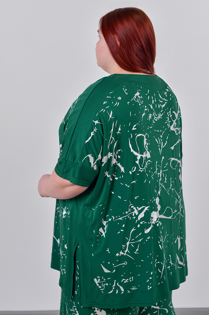 Футболка зі сріблястим абстрактним принтом великих розмірів