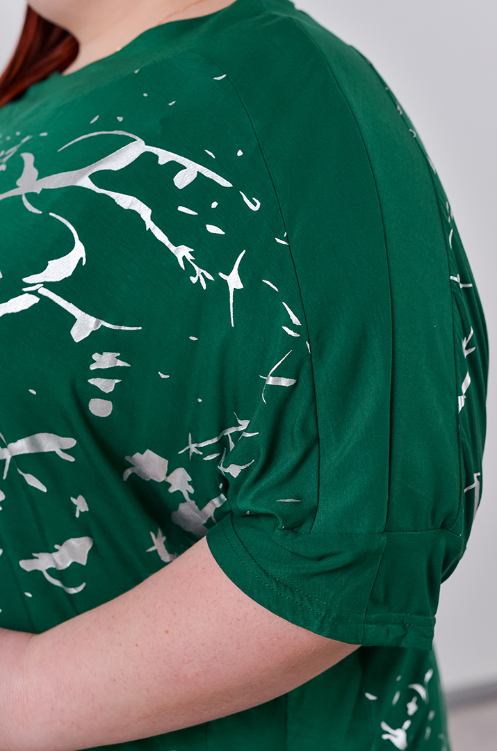 Футболка зі сріблястим абстрактним принтом великих розмірів