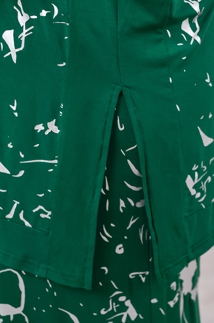 Футболка зі сріблястим абстрактним принтом великих розмірів