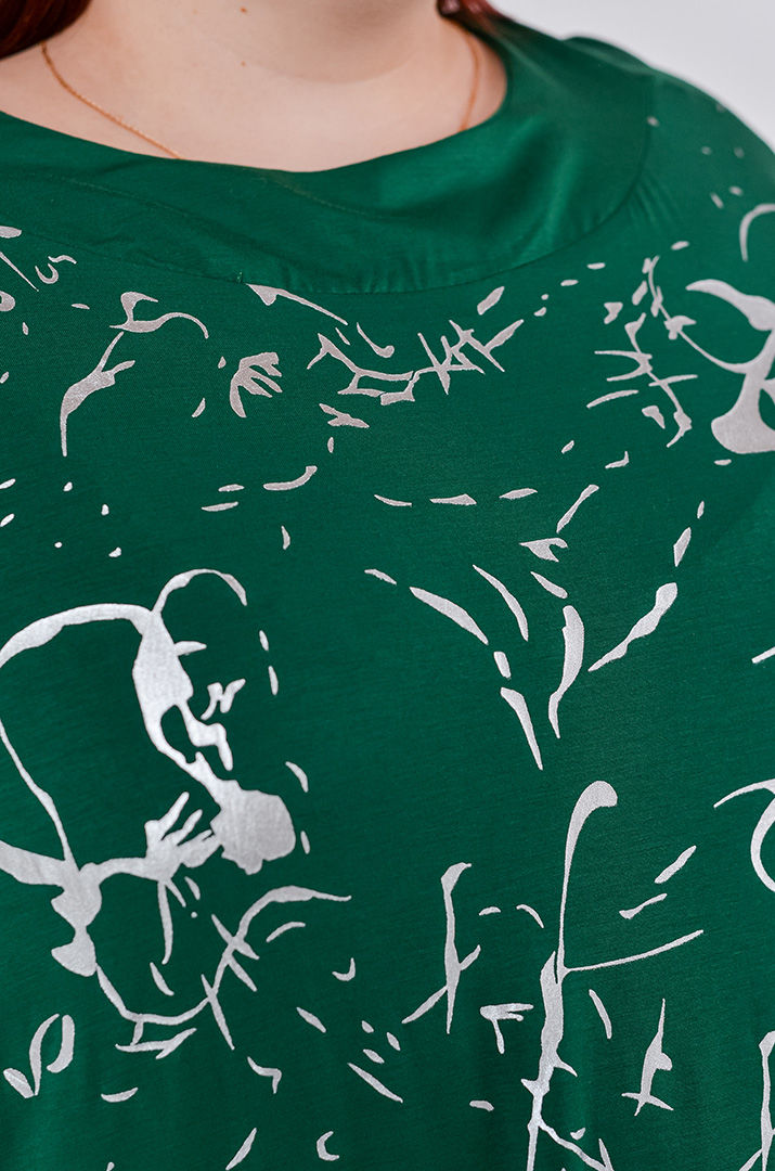 Футболка зі сріблястим абстрактним принтом великих розмірів