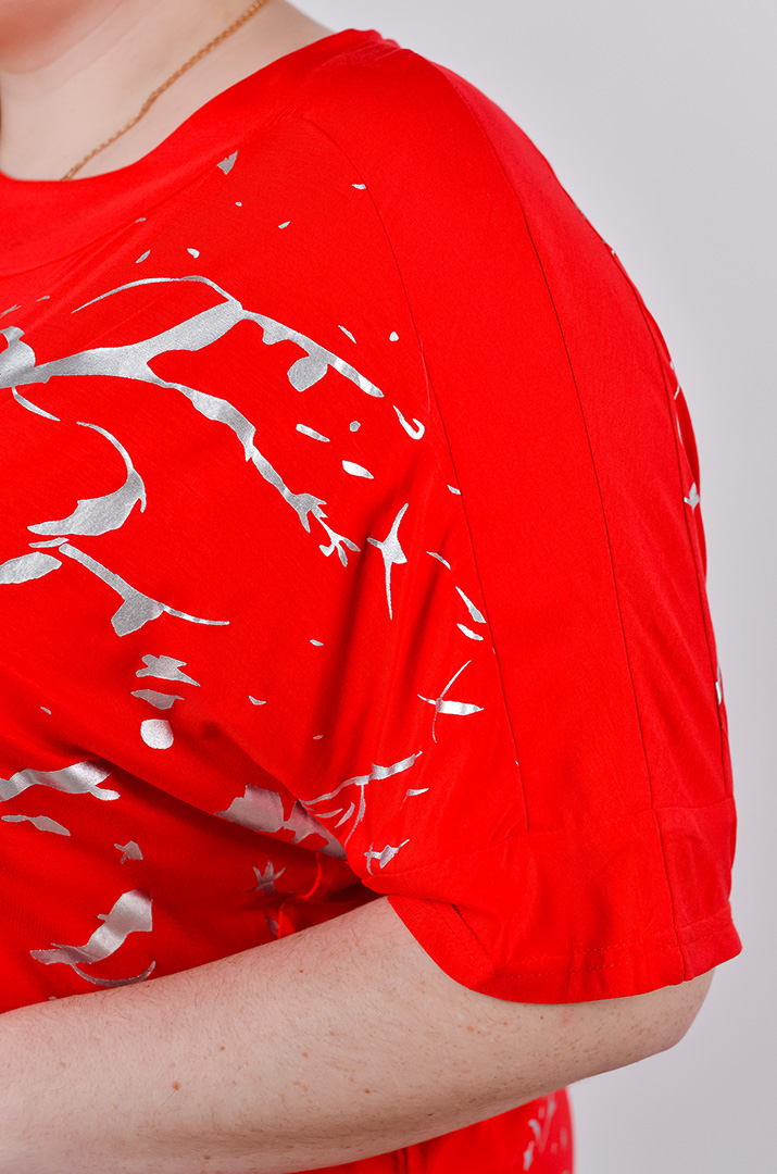 Футболка зі сріблястим абстрактним принтом великих розмірів