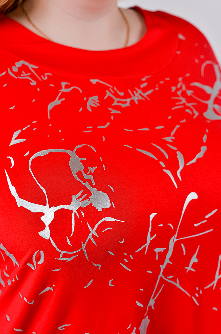 Футболка зі сріблястим абстрактним принтом великих розмірів