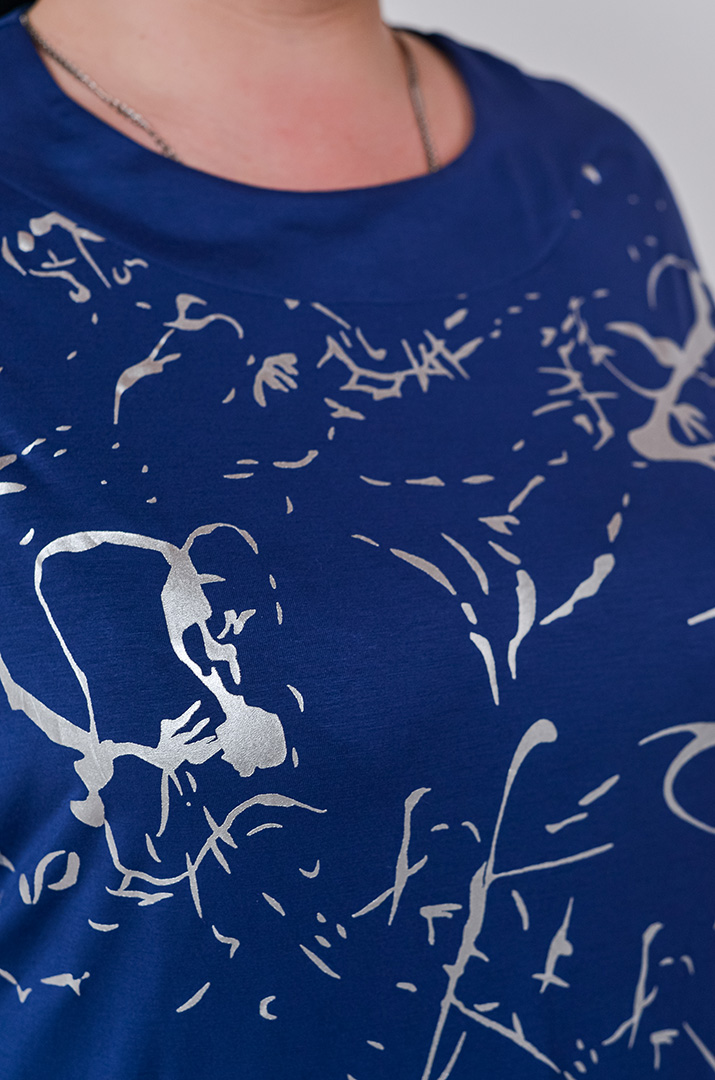 Футболка зі сріблястим абстрактним принтом великих розмірів