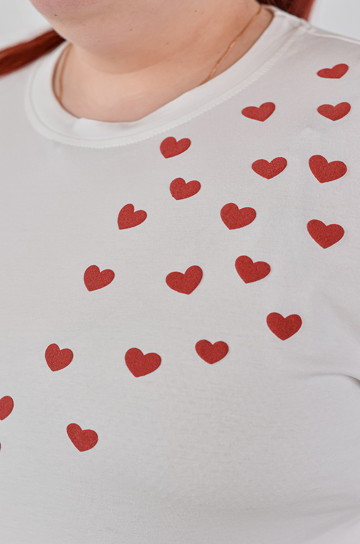 Футболка с рельефной аппликацией в виде сердечек больших размеров