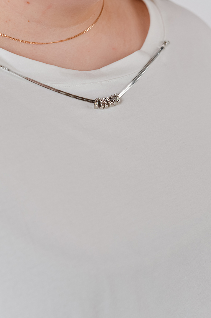 Футболка однотонная со съемным украшением больших размеров