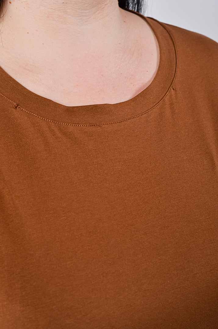 Футболка однотонная со съемным украшением больших размеров