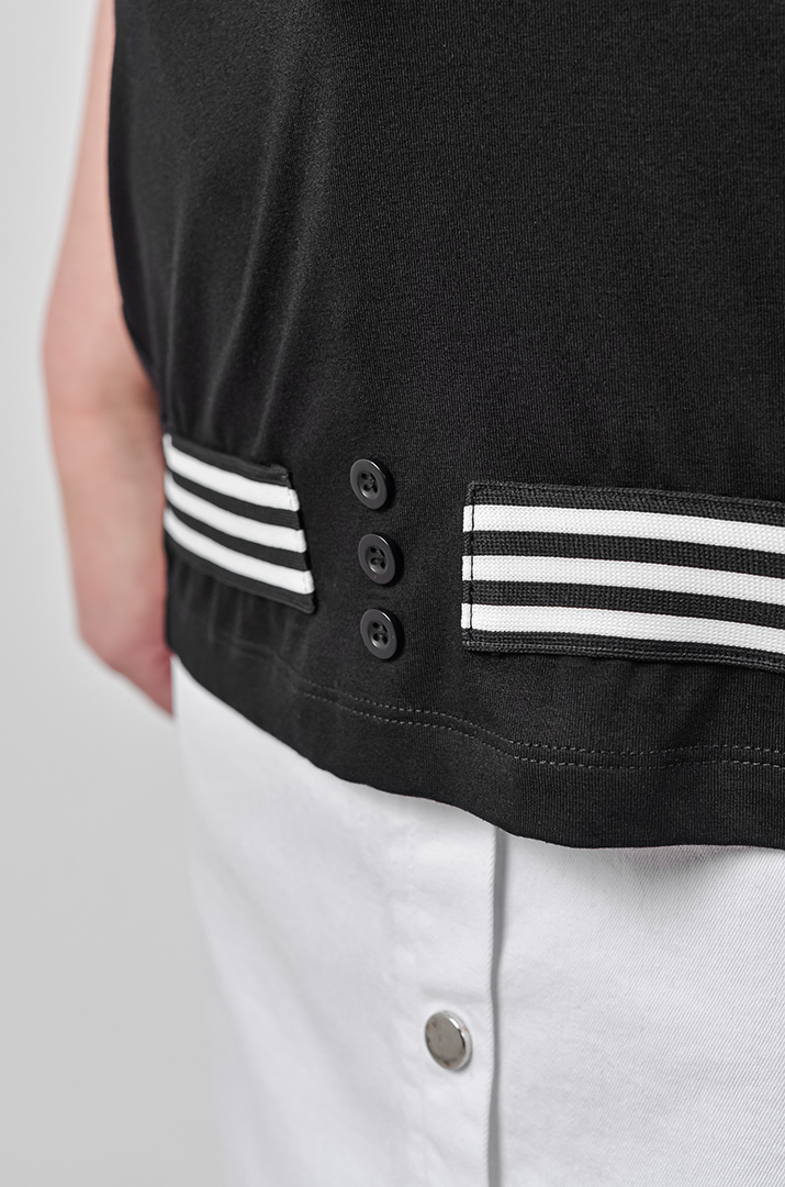 Футболка короткая черного цвета с контрастными акцентами больших размеров