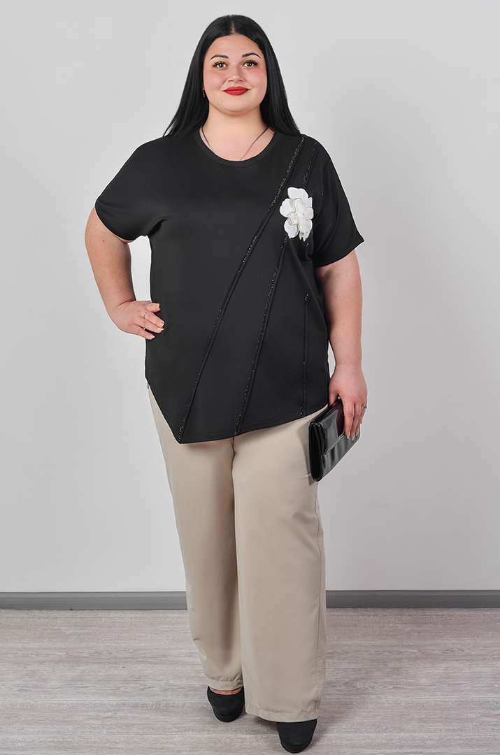 Футболка з асиметричним низом та об’ємною квіткою великих розмірів