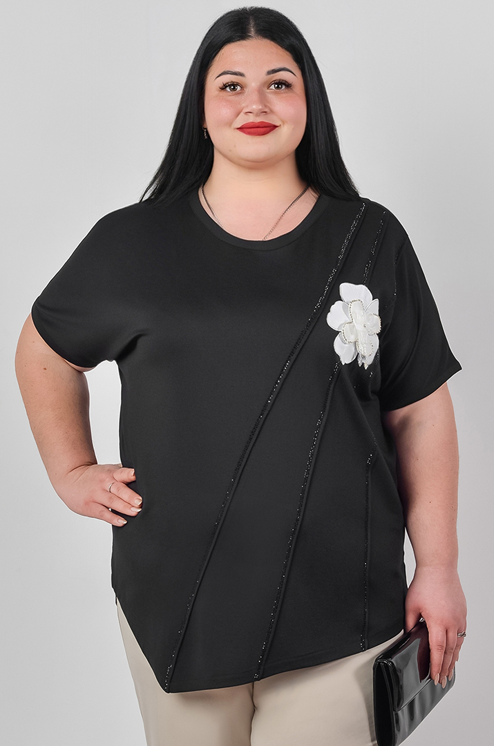 Футболка з асиметричним низом та об’ємною квіткою великих розмірів