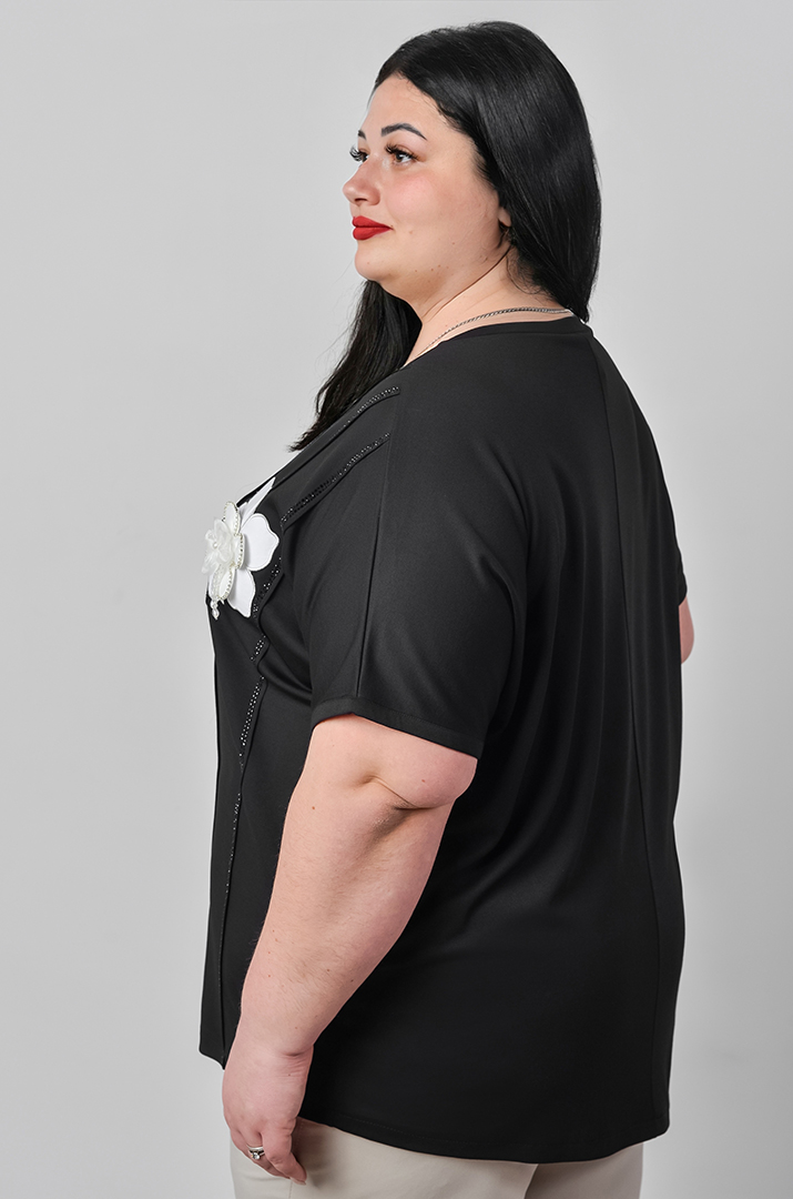 Футболка з асиметричним низом та об’ємною квіткою великих розмірів