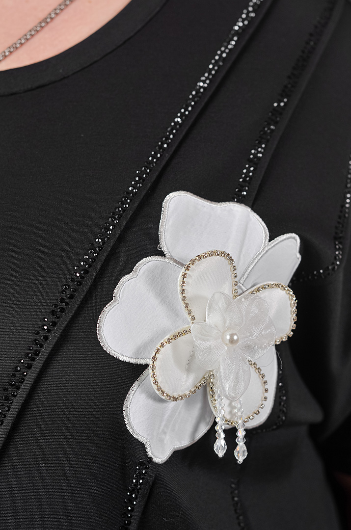 Футболка з асиметричним низом та об’ємною квіткою великих розмірів