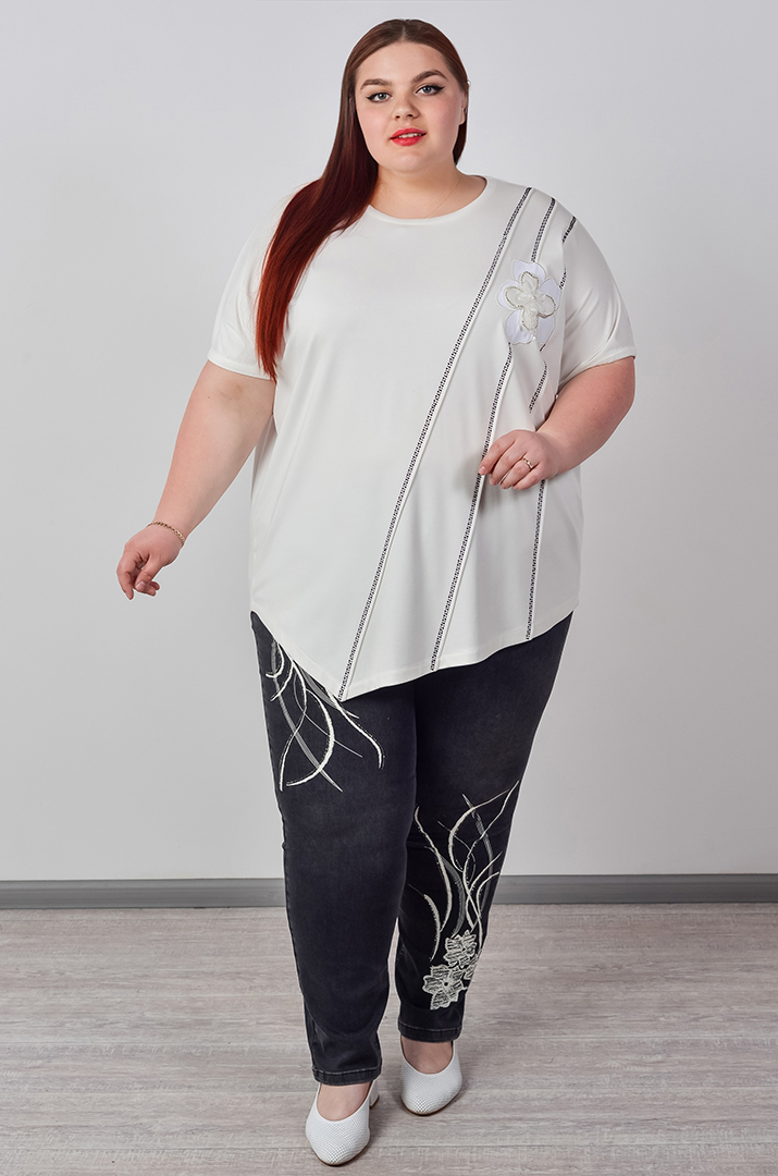 Футболка з асиметричним низом та об’ємною квіткою великих розмірів