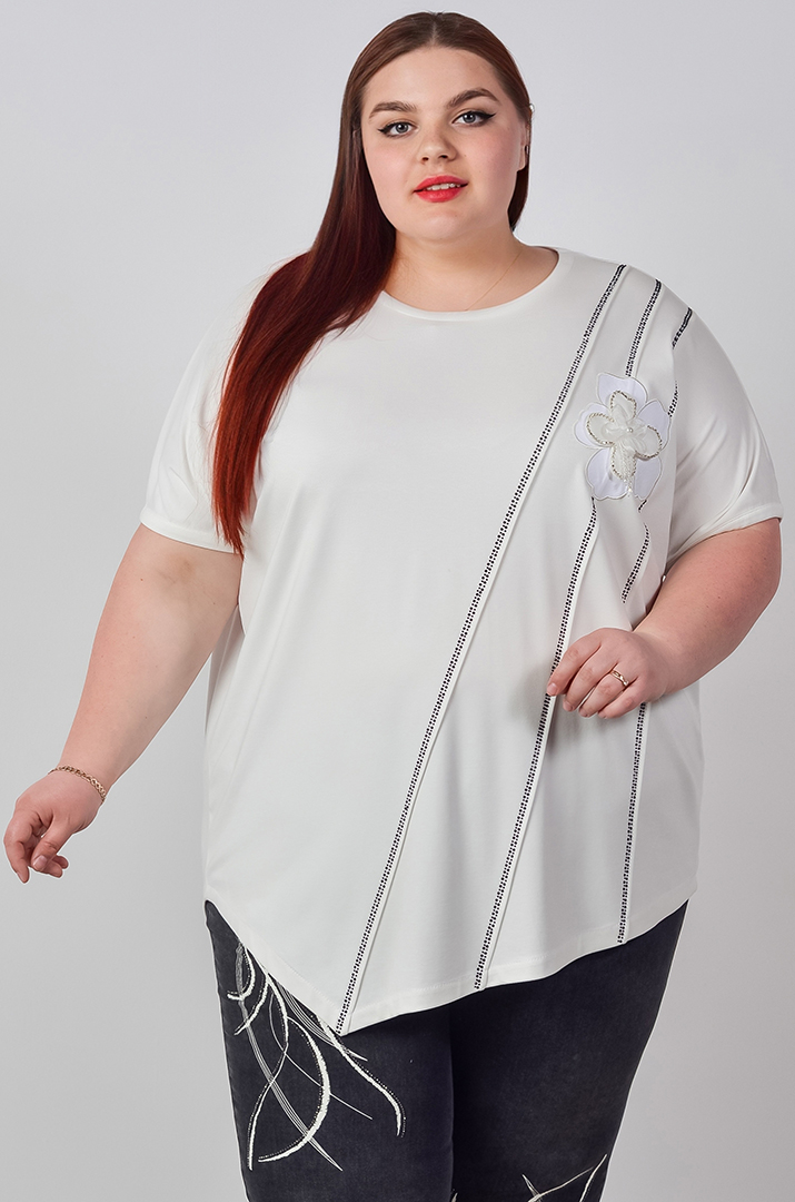 Футболка з асиметричним низом та об’ємною квіткою великих розмірів