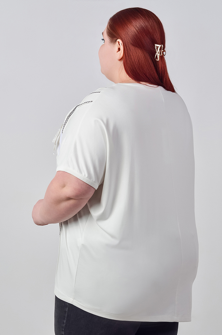 Футболка з асиметричним низом та об’ємною квіткою великих розмірів