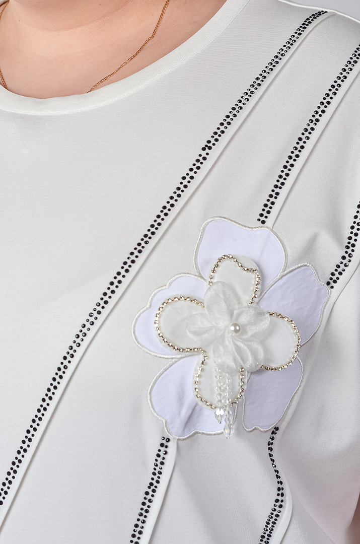 Футболка з асиметричним низом та об’ємною квіткою великих розмірів