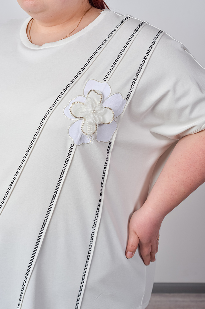 Футболка з асиметричним низом та об’ємною квіткою великих розмірів