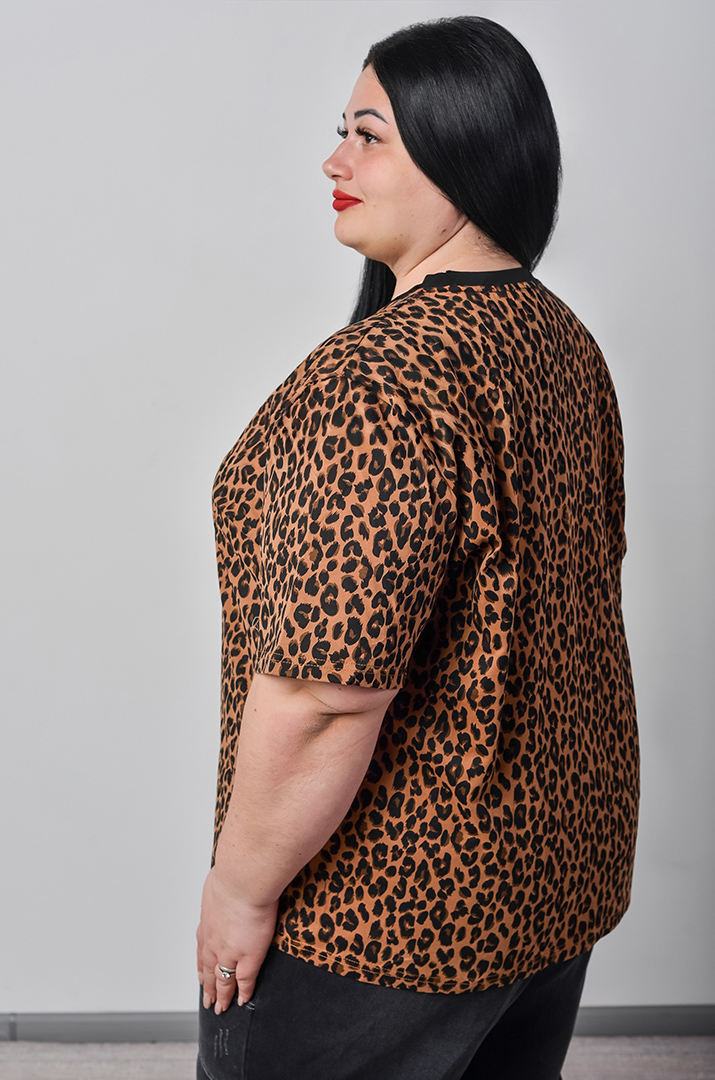 Футболка з леопардовим принтом і декоративними камінцями великих розмірів