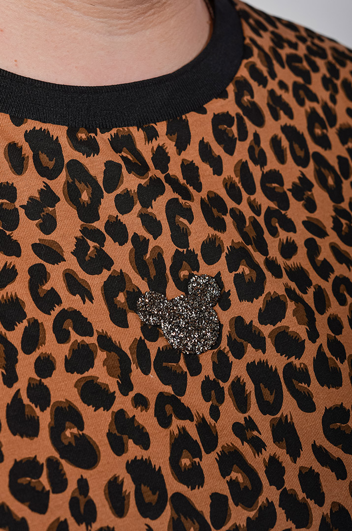 Футболка з леопардовим принтом і декоративними камінцями великих розмірів