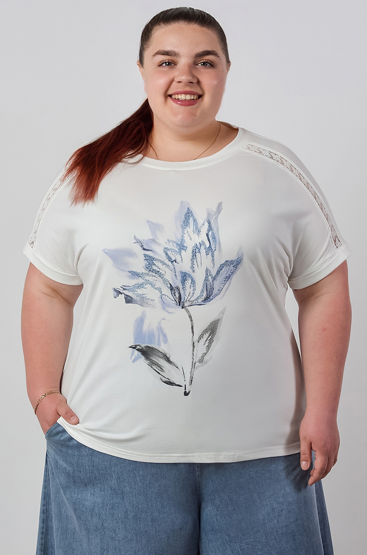 Футболка коротка з фактурним принтом та мереживними вставками великих розмірів