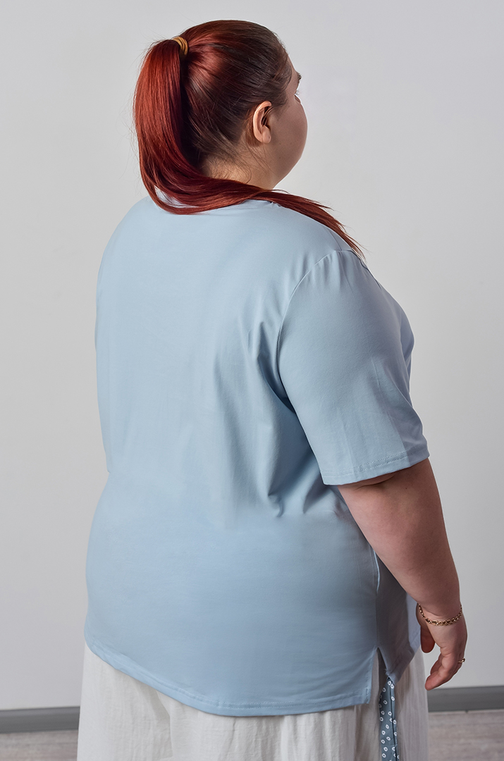 Футболка довга з декоративною стрічкою великих розмірів