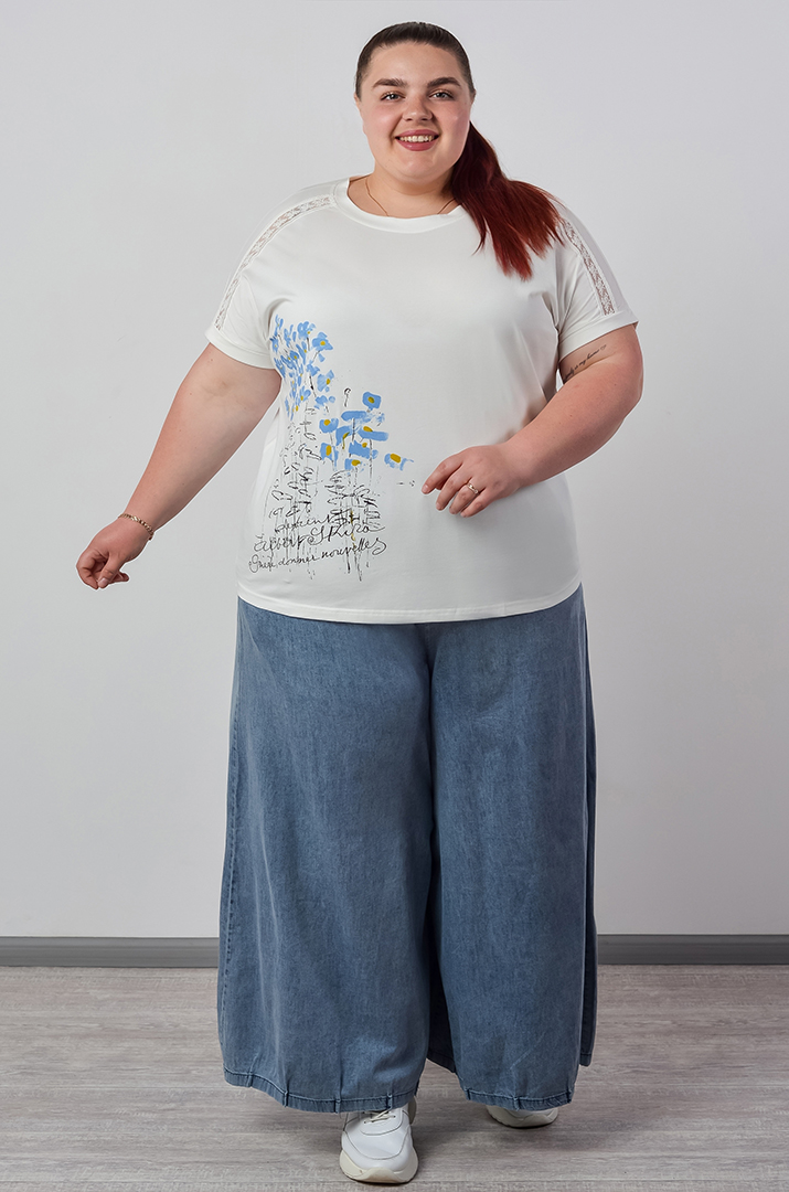 Футболка з художнім принтом та мереживними вставками великих розмірів